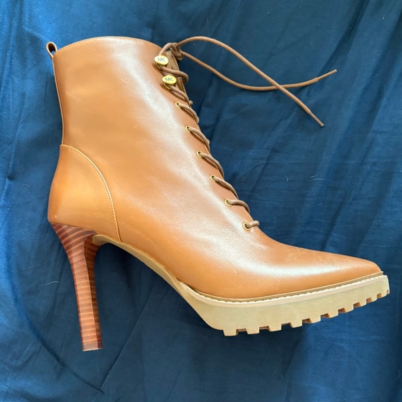 M.K. KYLE LACE UP ANKLE BOOTS - Picture 1 of 4